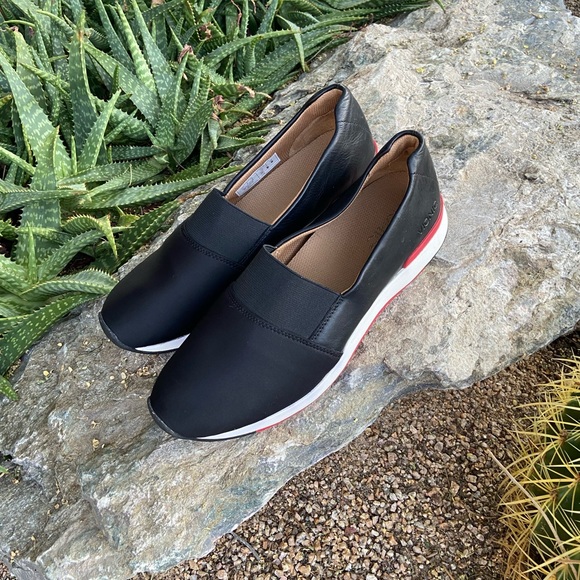 VIONIC Black Leather Slip Ons ⭐️ So Cute - Picture 6 of 13